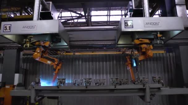 Moskva, Rusko - září, 2018: Svařovací roboty hnutí v továrně auto. Scénu. Pohyb robota při svařování jiskry ve výrobě automobilových součástek — Stock video
