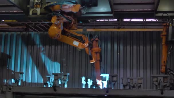 Κοντινό πλάνο της συγκόλλησης των μεταλλικών τμημάτων από συγκόλλησης μηχάνημα στο εργοστάσιο. Σκηνή. Μεγάλα βιομηχανικά ρομπότ-συγκολλητές από μεταλλικά εξαρτήματα — Αρχείο Βίντεο
