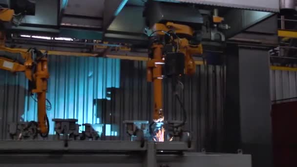 용접 공장에서 기계에 의해 금속 부속의 용접의 클로즈업. 장면입니다. 금속 자동차 부품의 대형 산업용 로봇 용접기 — 비디오