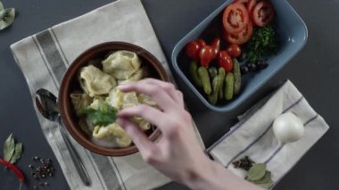 Köfte ile plaka Close-up. Sahne. bir tabak köfte Close-up. Köfte ve dilimlenmiş sebze rustik yemek en iyi görünümü gri tablo ve çatal bıçak takımı