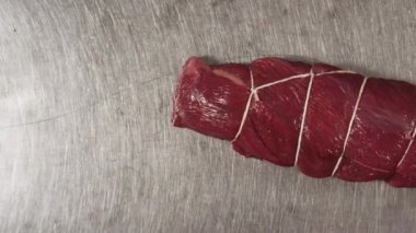 Taze kırmızı et parçası kapatın. Sahne. Et parçası en iyi görünümü ile gıda ip bağladılar