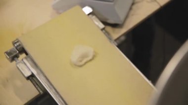 Bisküvi ve çörek üretim endüstriyel hattı. Sahne. Konveyör bant mutfak ürünleri imalatı için