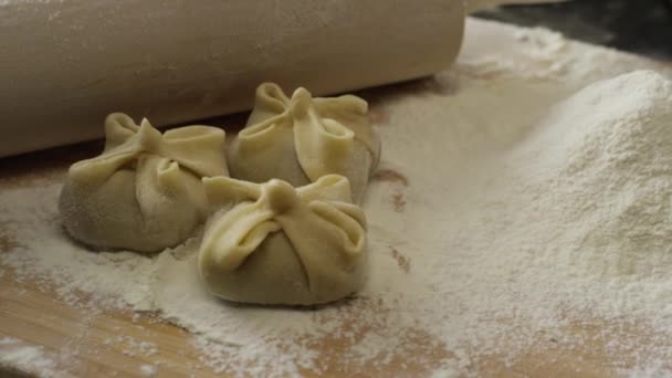 Närbild av mjöl dumplings. Scen. Närbild av rå ryska dumplings med mjöl på bordet — Stockvideo