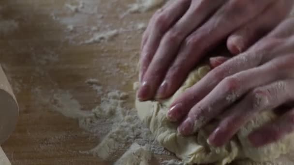 Grosse pâte est pétri à la main. Scène. Cuire la pâte à pétrir sur la table saupoudrée de farine. Concept de cuisine maison — Video