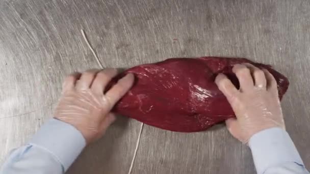 Primer plano del trozo de carne roja fresca. Escena. Vista superior del trozo de carne atado con cuerda de comida — Vídeos de Stock