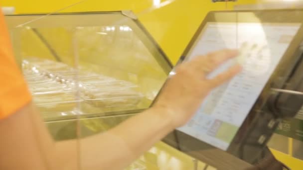 Hombre pagando con tarjeta de crédito en la cafetería. Escena. El hombre paga en efectivo. Concepto de tecnología moderna — Vídeos de Stock