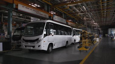 Otobüs üretim üretimi. Sahne. İçinde fabrika otobüs. Neredeyse hazır otobüs fabrikası'nda. Yolcu otobüs kavramı