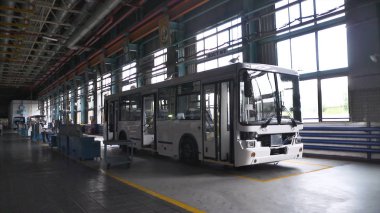 Otobüs üretim üretimi. Sahne. İçinde fabrika otobüs. Neredeyse hazır otobüs fabrikası'nda. Yolcu otobüs kavramı