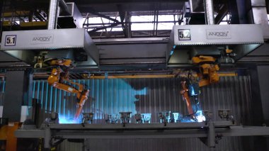 Moskova, Rusya - Eylül, 2018: araba fabrika robotlar hareketinde kaynak. Sahne. Oto yedek parça fabrikada ne zaman ile kaynak robot hareketi kıvılcım