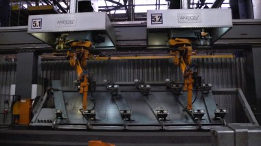 Moskova, Rusya - Eylül, 2018: araba fabrika robotlar hareketinde kaynak. Sahne. Oto yedek parça fabrikada ne zaman ile kaynak robot hareketi kıvılcım