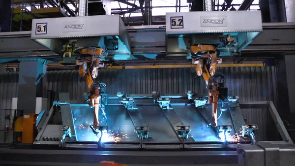 Moscú, Rusia - septiembre de 2018: Movimiento de robots de soldadura en fábrica de automóviles. Escena. Movimiento del robot al soldar con chispas en la fábrica de autopartes —  Fotos de Stock