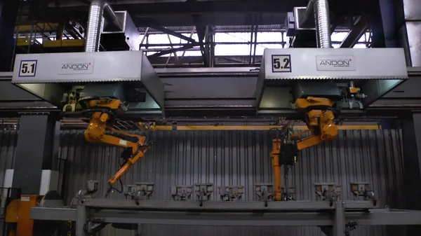 Moskova, Rusya - Eylül, 2018: araba fabrika robotlar hareketinde kaynak. Sahne. Oto yedek parça fabrikada ne zaman ile kaynak robot hareketi kıvılcım — Stok fotoğraf