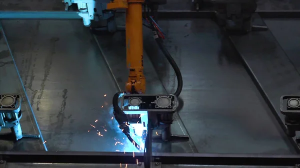 工場で溶接による金属部品の溶接のクローズ アップ。シーン。金属部品の大規模な産業ロボット溶接 — ストック写真