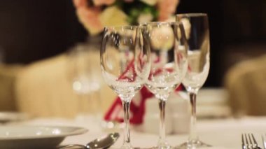 Şarap bardakları Close-up. Sahne. Güzel buket çiçek arka plan üzerinde zarif restoranda boş şarap gözlük