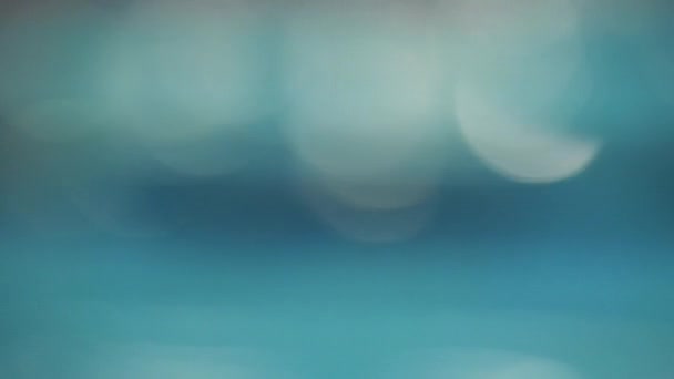 Hellblaue Reflexe bokeh Hintergrund verschwimmen. abstrakte Reflexionen des Wassers verschwimmen — Stockvideo