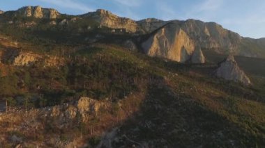 Dağ silsilesi, Yeni Zelanda doğal görünümünü. Havadan görünümü dağlar manzara, gün batımı arka plan üzerinde. Vurdu. Yeni Zelanda Dağları manzara