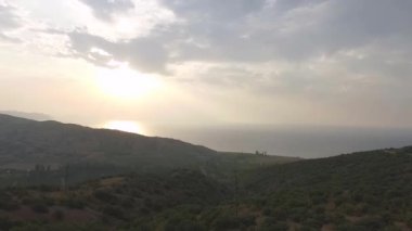 Deniz kıyısında ve günbatımı arka plan ile havadan görünümü Atina üzerinde. Vurdu. Hava panoramik pastoral Doğu Attica yanında Atina - Yunanistan. Atina deniz görünümü vouliagmeni beach yukarıda