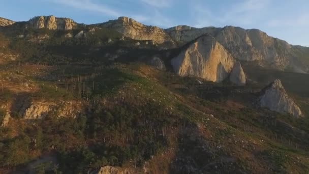 Vista aérea del parque de montañas en Georgia, dramático fondo del atardecer. Le dispararon. Montañas paisaje en Georgia — Vídeos de Stock