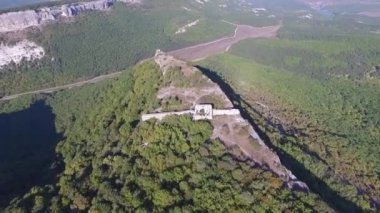 Havadan görünümü üzerinde kayalar ve mağaralar antik yerleşim. Atış
