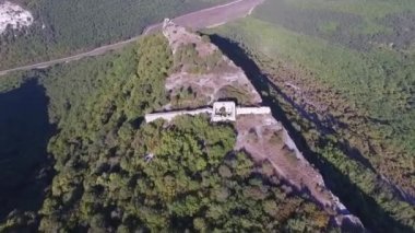 Bakhchisaray 'daki mağaralar. Kırım 'daki mağaralar. Dağlık bir manzara. Eski mağaralar. Konutların torunları. Chufut-Kale, Kırım 'daki mağara şehrinin penceresindeki dağın manzarası.