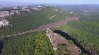 Altay Dağları dron kaldırıldı. Vurdu. Yeşil vadi yatay olarak havadan görünümü ile taş, yaz günü Altay Dağları ile mavi gökyüzü altında ile kaplı yemyeşil yeşil çimen ışık ile sular altında