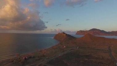 Kayalık dağ sahil defne havadan görünümü. Vurdu. Güzel manzara. Açık okyanus deniz suyu sonraki cliff Corfu Yunanistan için mavi. Yunanistan, güzel günbatımı üzerinde havadan görünümü