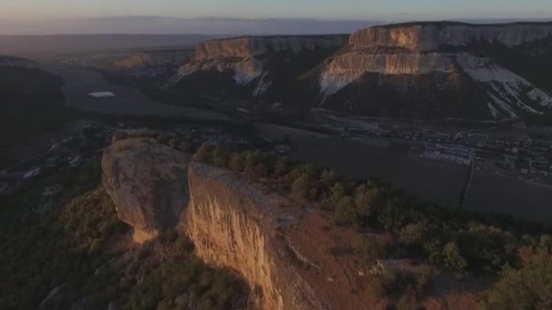 Altaï montagnes retirées du drone. Fusillade. Vue aérienne du paysage de la vallée verte inondée de lumière avec de l'herbe verte luxuriante, couverte de pierre, journée d'été sous un ciel bleu avec des montagnes de l'Altaï — Video