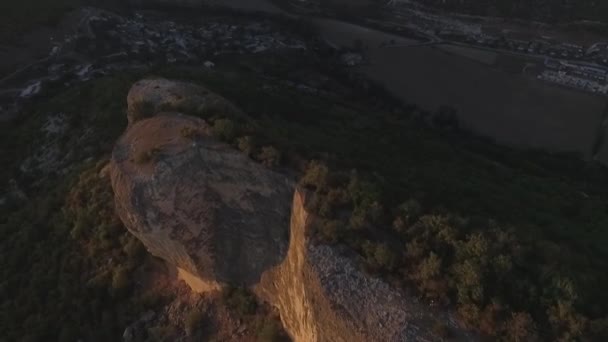 Pohled z hory, na útesu, horský Krym. Střela. Letecký pohled na horské krajiny a modrá obloha v krymské — Stock video