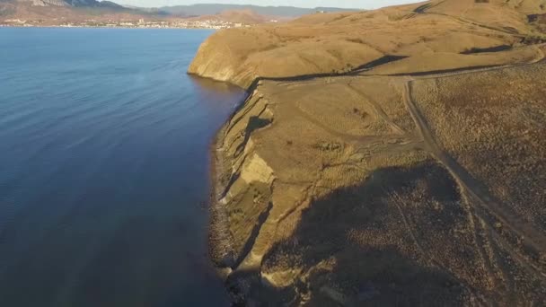 Flygfoto på stranden av Sudak i Krim, Svarta havets kust. Skott. Krim kusten från ovan. Vackra svenska landskapet, Svarta havet och bergen — Stockvideo