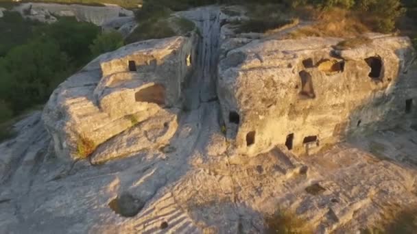 Вид с воздуха на древнее поселение в скалах и пещерах. Выстрел — стоковое видео