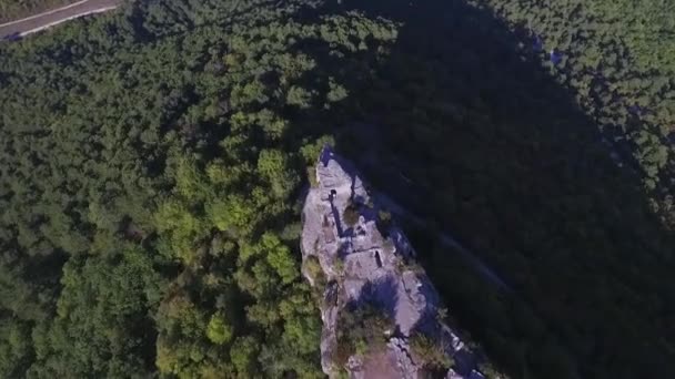 Vista dalla montagna, su rupe, il Crimea di montagna. Gli hanno sparato. Veduta aerea sul paesaggio montano e cielo blu in Crimea — Video Stock