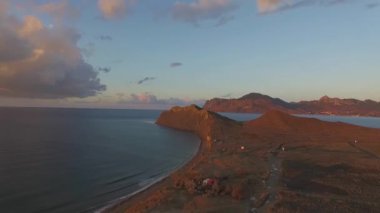 Kayalık dağ sahil defne havadan görünümü. Vurdu. Güzel manzara. Açık okyanus deniz suyu sonraki cliff Corfu Yunanistan için mavi. Yunanistan, güzel günbatımı üzerinde havadan görünümü