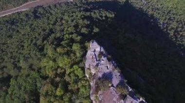 Altay Dağları dron kaldırıldı. Vurdu. Yeşil vadi yatay olarak havadan görünümü ile taş, yaz günü Altay Dağları ile mavi gökyüzü altında ile kaplı yemyeşil yeşil çimen ışık ile sular altında