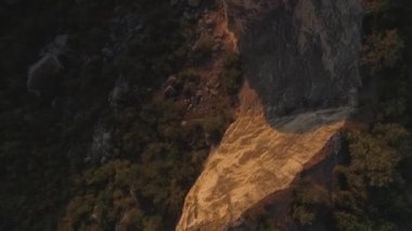 Dağdan, bir uçurumun dağ Crimea görüntüleyin. Vurdu. Kırım dağ manzara ve mavi gökyüzü üzerinde havadan görünümü