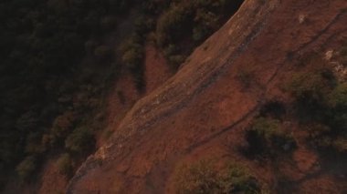 Dağdan, bir uçurumun dağ Crimea görüntüleyin. Vurdu. Kırım dağ manzara ve mavi gökyüzü üzerinde havadan görünümü