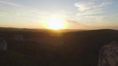 Gün batımı ve dağlar yatay olarak. Vurdu. Dramatik gökyüzü günbatımı Kanyon görünümünü. Renkli taşlar ve güneş ışınları. Renkli gündoğumu resim orman ve yukarıda da görüleceği kayalardan meadows.
