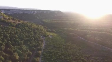 Gün batımı ve dağlar yatay olarak. Vurdu. Dramatik gökyüzü günbatımı Kanyon görünümünü. Renkli taşlar ve güneş ışınları. Renkli gündoğumu resim orman ve yukarıda da görüleceği kayalardan meadows.
