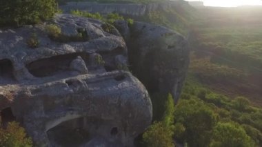 Mağara-çeyreklik dik kaya ıssız yer içinde antik kenti kalıntıları. Vurdu. Kayalar ve mağaralar antik yerleşmesi üzerinde havadan görünümü.