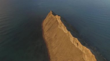 Kayalık dağ sahil defne havadan görünümü. Vurdu. Güzel manzara. Açık okyanus deniz suyu sonraki cliff Corfu Yunanistan için mavi. Yunanistan, güzel günbatımı üzerinde havadan görünümü