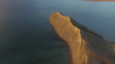 Kayalık sahil ve mağarasını akdeniz Alanya Türkiye'de. Vurdu. Türkiye'nin kayalık sahil ve deniz. Karadeniz dalgaları. Türkiye: ege deniz ve dağ manzaralı.