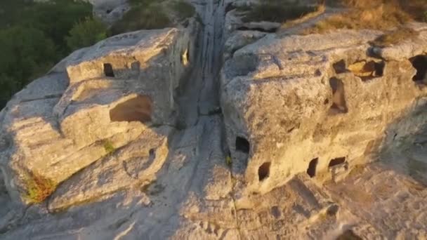 Kazamata i pokoje w hotelu Eski Kerman cave City. Strzał. Karty z pradawnej jaskini miasta Eski-Kerman. Jaskinia miasto z Eski-Kerman — Wideo stockowe