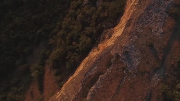 Vue aérienne sur le paysage montagneux avec le coucher du soleil, quelque part aux États-Unis. Tourné. 