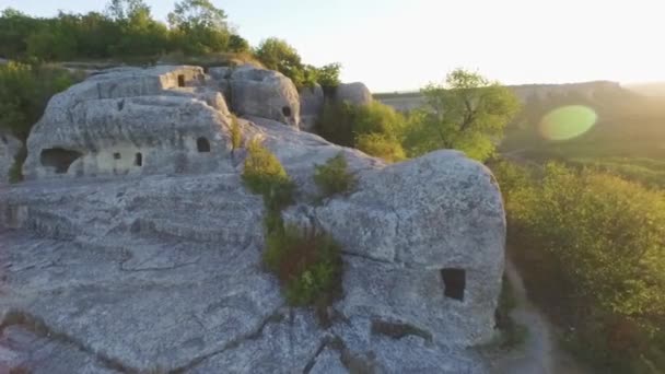 Casemates and rooms of Eski Kermen cave town. Le dispararon. Tarjeta de la antigua ciudad cueva de Eski-Kermen. La ciudad cueva de Eski-Kermen — Vídeos de Stock