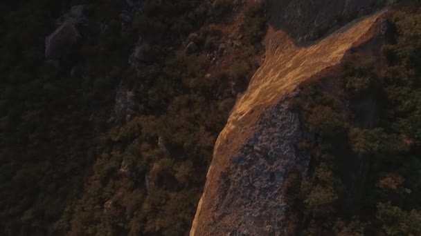 Gürcistan'daki Dağları bölgesi. Kafkas Dağları ve orman. Gürcistan'daki bir yere günbatımı arka plan ile havadan görünümü üzerinde dağ manzarası. Atış — Stok video