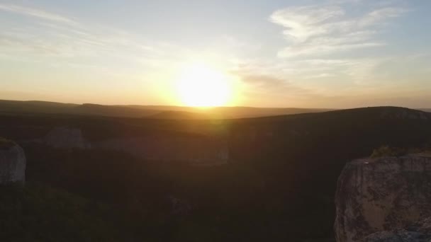 Pôr do sol na paisagem das montanhas. Atingido. Céu dramático, Vista do pôr do sol no desfiladeiro. Pedras coloridas e raios de sol. Colorido nascer do sol pintura floresta e prados vistos de cima das rochas . — Vídeo de Stock