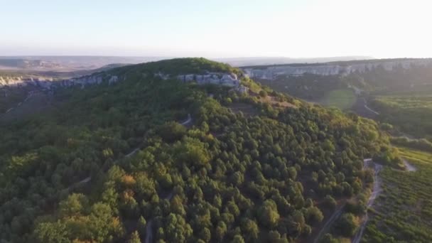 崖の上、山から見る山クリミア自治共和国。ショット。クリミアの山の風景と青空の空中写真 — ストック動画