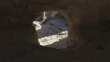 Bakhchisaray 'daki mağaralar. Kırım 'daki mağaralar. Dağlık bir manzara. Eski mağaralar. Konutların torunları. Chufut-Kale, Kırım 'daki mağara şehrinin penceresindeki dağın manzarası.