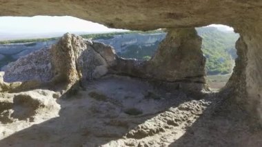 Havadan görünümü üzerinde kayalar ve mağaralar antik yerleşim. Atış