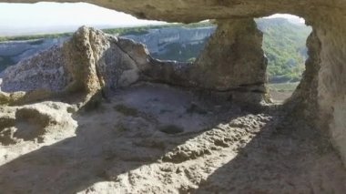 Açık Hava Müzesi, bir güzel yaz günü Kapadokya'da. Havadan görünümü üzerinde kayalar ve mağaralar antik yerleşim. Atış
