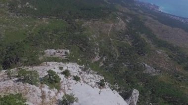 Dağ tepe - güzel manzara orman, deniz ve mavi gökyüzü arka plan ile hava manzara. Vurdu. Dağ deniz sahil şehri panoramik manzarası. Dağ deniz şehir üstten görünüm. Dağ deniz kıyı